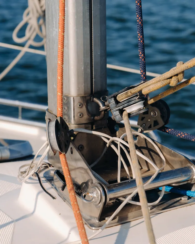 Cabos y jarcia de un velero, ordenados con precisión
